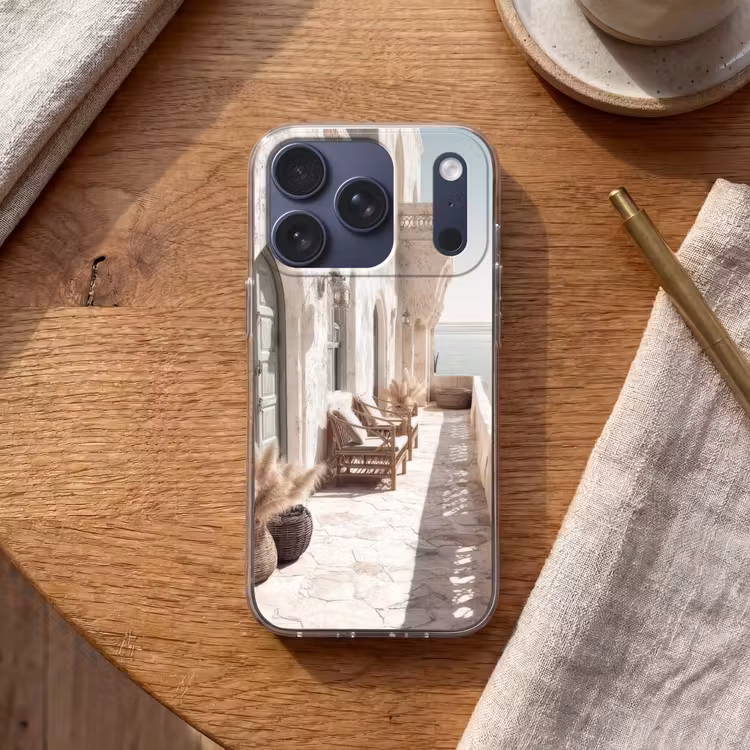 Terras - Stoelen - Strand - Beige Telefoonhoesje iPhone 17 Pro klein -sfeer1