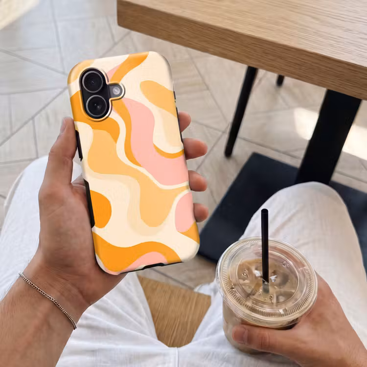 Abstract - Golvend - Oranje Toughcase MagSafe Apple iPhone 17 klein -Sfeer1M