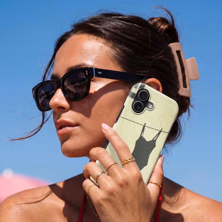 Badpak - Schaduw - Muur - Zomer - Minimalistisch Toughcase MagSafe Apple iPhone 17 klein -Sfeer2V