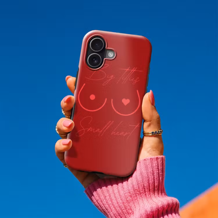 Big titties small heart - Rood - Hart Toughcase MagSafe Apple iPhone 17 klein -Sfeer1V