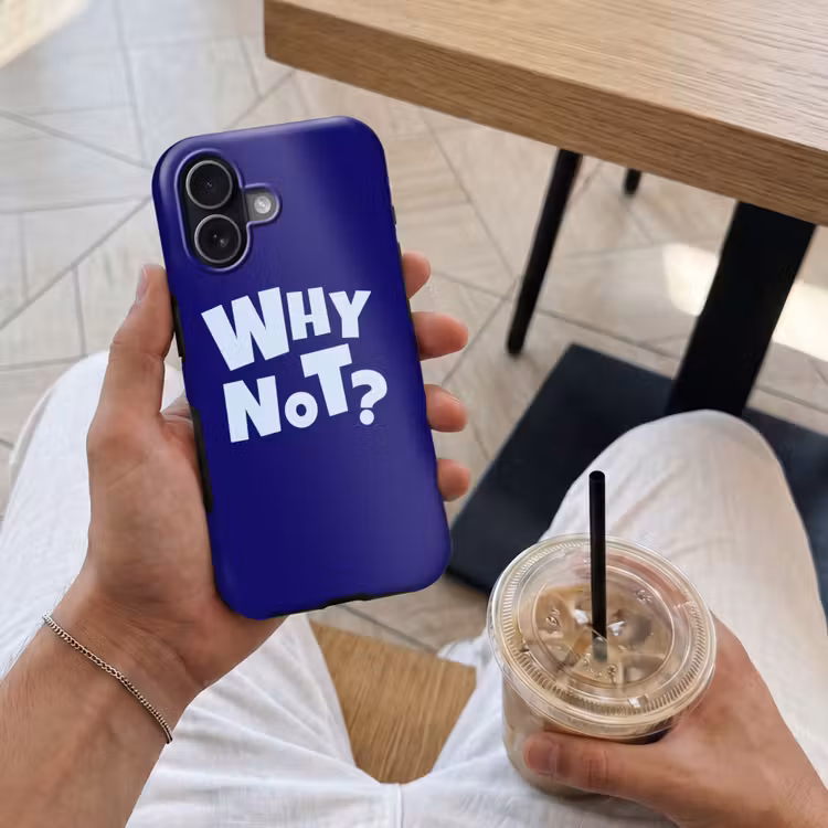 Blauw - Why not - Minimalistisch Toughcase MagSafe Apple iPhone 17 klein -Sfeer1M