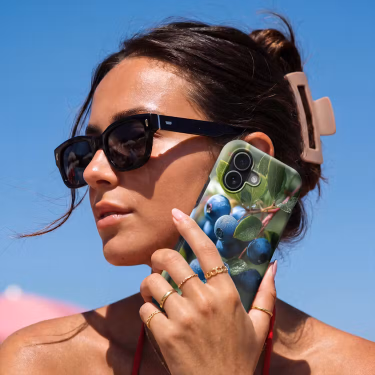 Blauwe bessen - Dauwdruppels - Natuurlijk licht Toughcase MagSafe Apple iPhone 17 klein -Sfeer2V