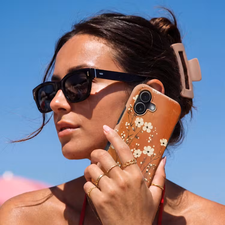Bloemen - Wit - Subtiel - Roestkleur Toughcase MagSafe Apple iPhone 17 klein -Sfeer2V