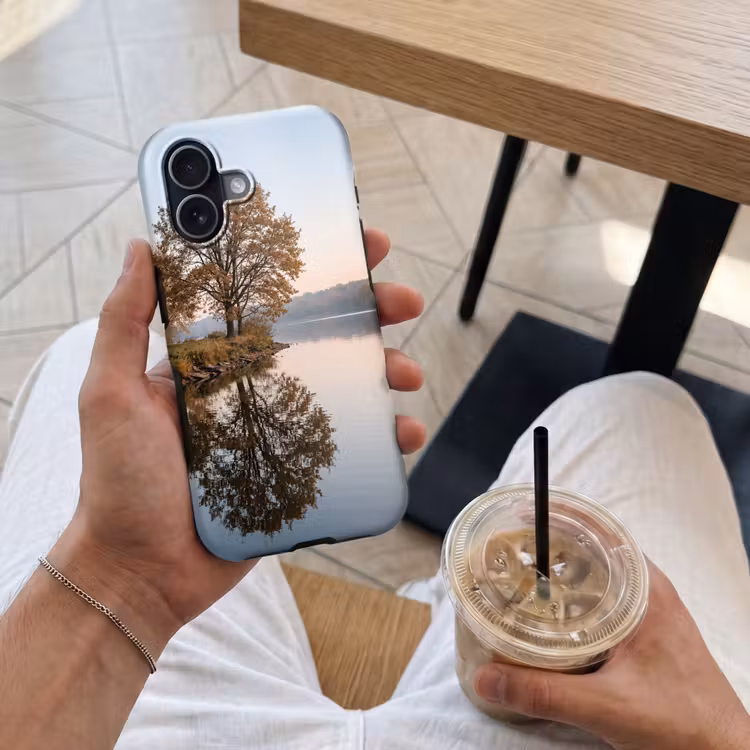 Bomen - Reflectie - Water - Zonsopgang - Serene Toughcase MagSafe Apple iPhone 17 klein -Sfeer1M