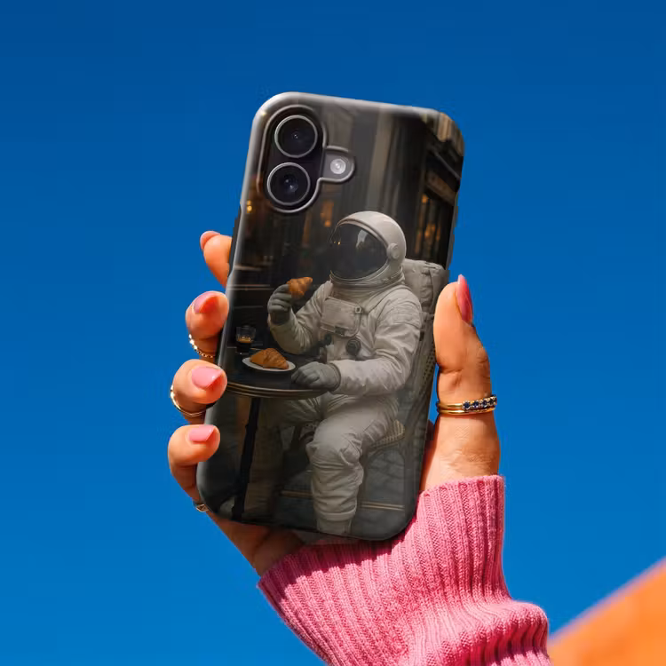 Café - Croissant - Koffie - Astronaut Toughcase MagSafe Apple iPhone 17 klein -Sfeer1V