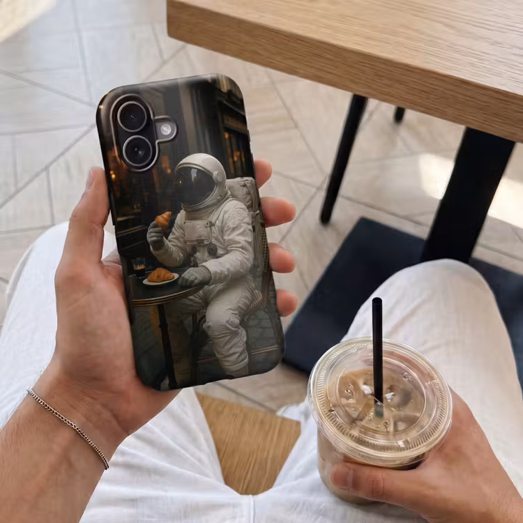 Café - Croissant - Koffie - Astronaut Toughcase MagSafe Apple iPhone 17 klein -Sfeer1M