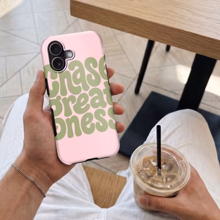 Chase greatness - Groen - Roze - Retro Toughcase MagSafe Apple iPhone 17 klein -Sfeer1M