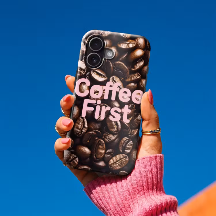 Coffee First - Koffiebonen - Roze Toughcase MagSafe Apple iPhone 17 klein -Sfeer1V