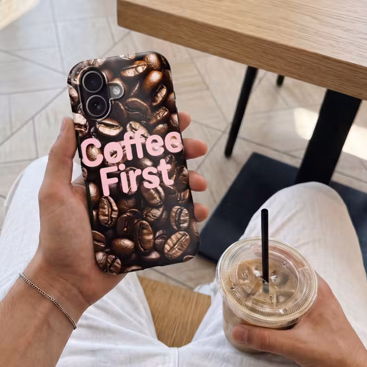 Coffee First - Koffiebonen - Roze Toughcase MagSafe Apple iPhone 17 klein -Sfeer1M