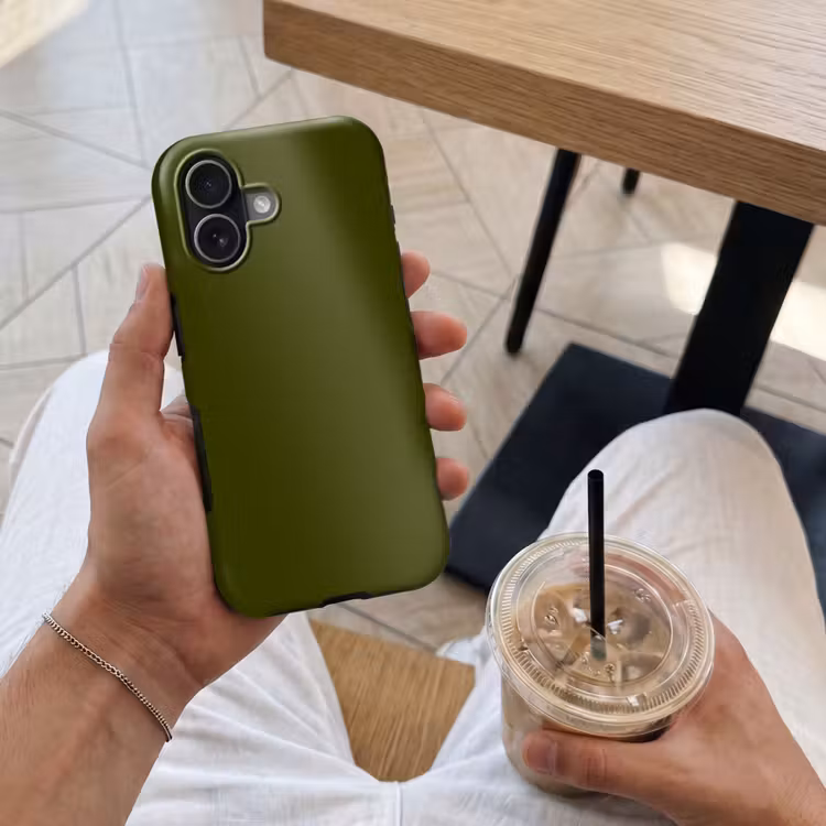 Dark - Olive - Groen Toughcase MagSafe Apple iPhone 17 klein 1017 -Sfeer1M