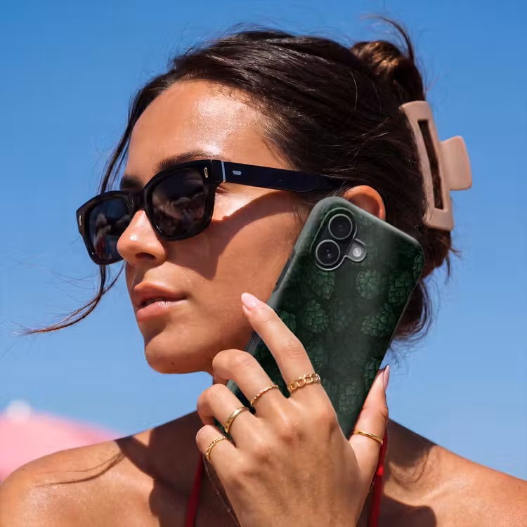 Donker - Groen - Hopbellen - Botanisch - Illustratie Toughcase MagSafe Apple iPhone 17 klein 1017 -Sfeer2V