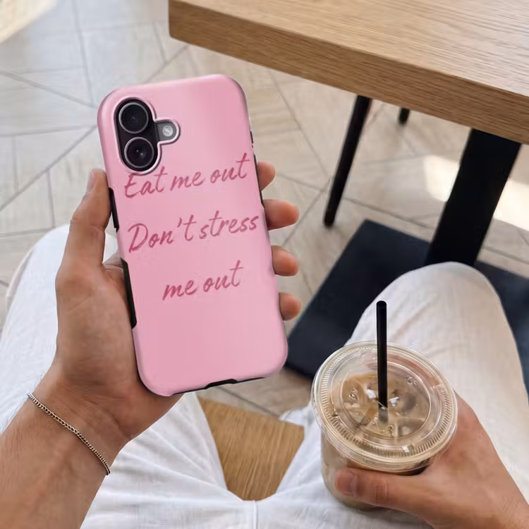 Eat me out don't stress me out - Roze - Handgeschreven Toughcase MagSafe Apple iPhone 17 klein -Sfeer1M