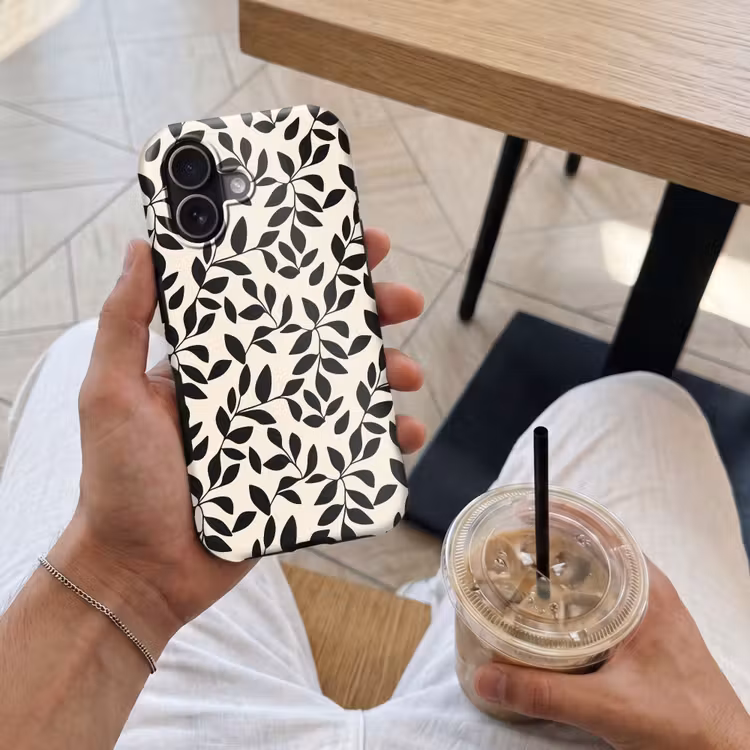 Elegant - Patroon - Zwart - Beige Toughcase MagSafe Apple iPhone 17 klein 1017 -Sfeer1M