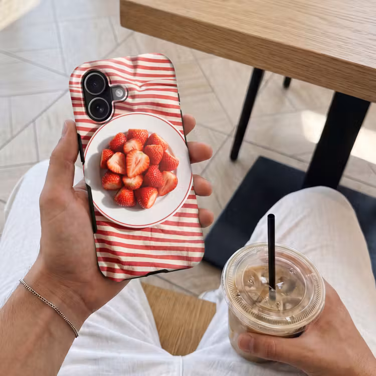 Eten - Aardbeien - Fruit - Zomer - Rood Toughcase MagSafe Apple iPhone 17 klein -Sfeer1M