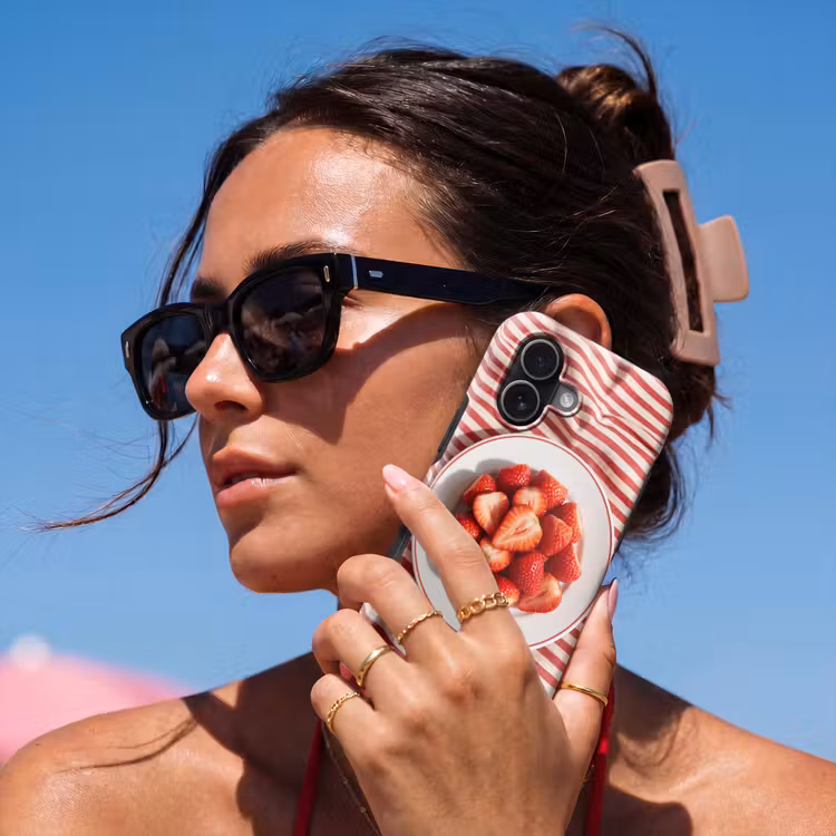 Eten - Aardbeien - Fruit - Zomer - Rood Toughcase MagSafe Apple iPhone 17 klein -Sfeer2V