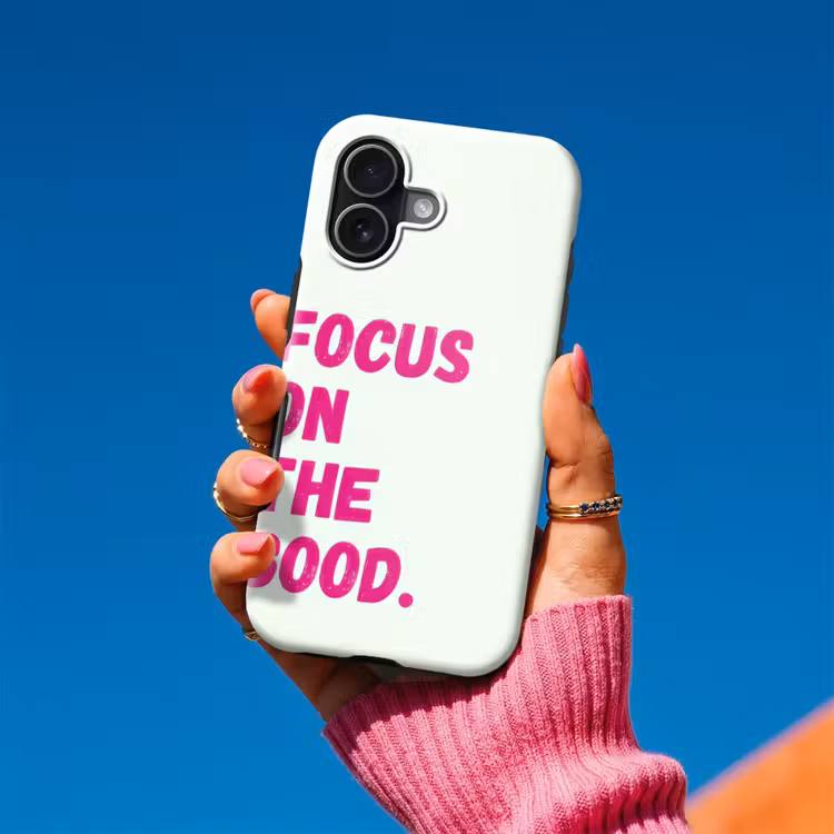 Focus on the good - Beige - Roze Toughcase MagSafe Apple iPhone 17 klein -Sfeer1V