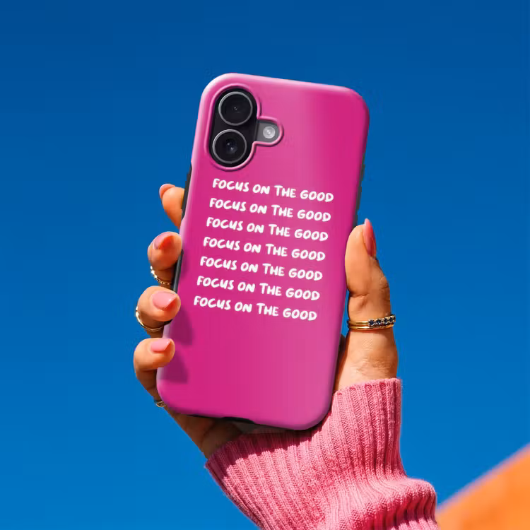Focus on the good - Roze - wit Toughcase MagSafe Apple iPhone 17 klein -Sfeer1V