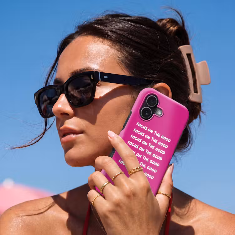 Focus on the good - Roze - wit Toughcase MagSafe Apple iPhone 17 klein -Sfeer2V
