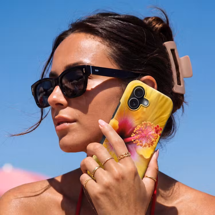 Geel - Hibiscus - Tropisch Toughcase MagSafe Apple iPhone 17 klein -Sfeer2V