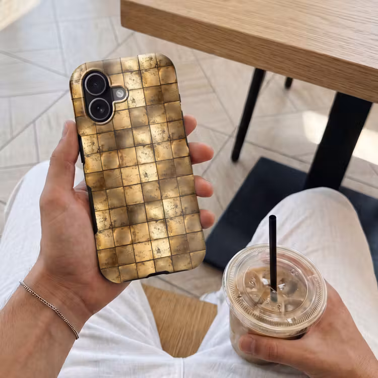 Geometrisch - Tegels - Goud Toughcase MagSafe Apple iPhone 17 klein 1017 -Sfeer1M