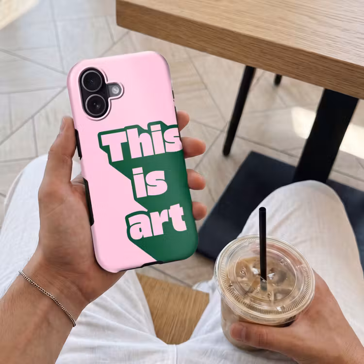 Groen - Teskt - This is art - Roze Toughcase MagSafe Apple iPhone 17 klein -Sfeer1M