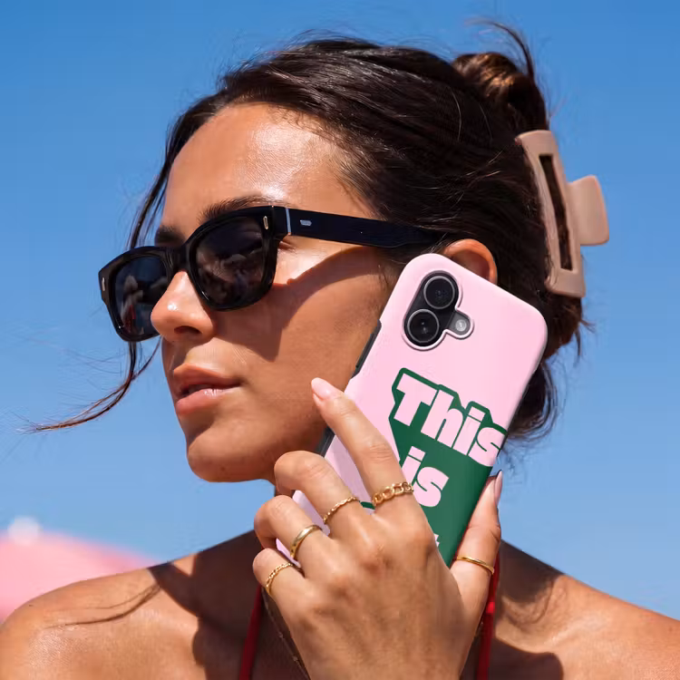 Groen - Teskt - This is art - Roze Toughcase MagSafe Apple iPhone 17 klein -Sfeer2V