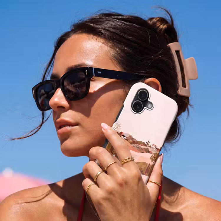 Heuvellandschap - Grafisch - Terracotta Toughcase MagSafe Apple iPhone 17 klein -Sfeer2V