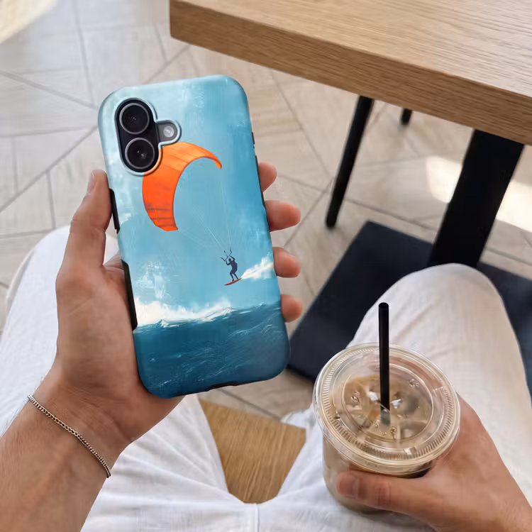 Kitesurfer - Oranje - Zee - Lucht Toughcase MagSafe Apple iPhone 17 klein -Sfeer1M