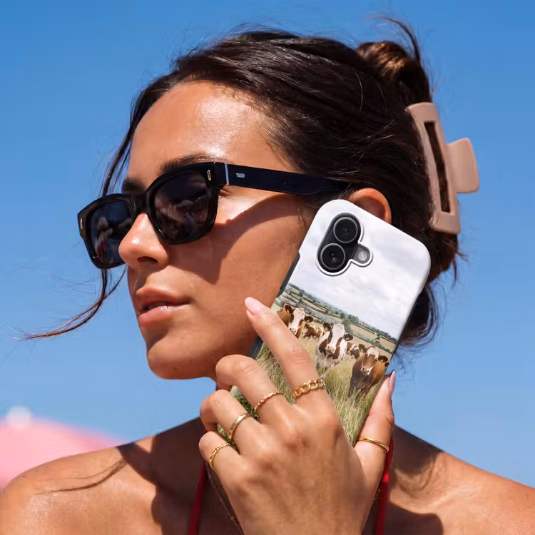 Koeien - Portret - Weide - Boerderij - Nieuwsgierig Toughcase MagSafe Apple iPhone 17 klein -Sfeer2V
