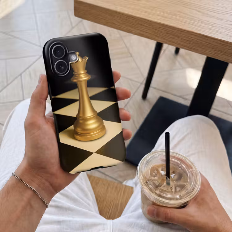 Koningin - Schaakstuk - Geblokt - Goud Toughcase MagSafe Apple iPhone 17 klein -Sfeer1M
