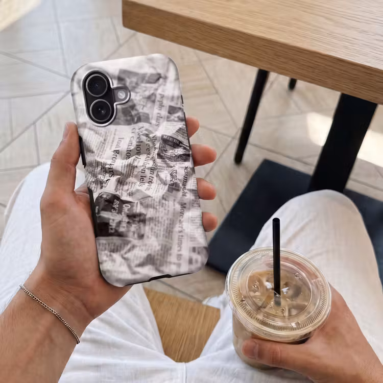 Krant - Gekreukeld - Textuur - Vintage - Zwart-wit Toughcase MagSafe Apple iPhone 17 klein -Sfeer1M