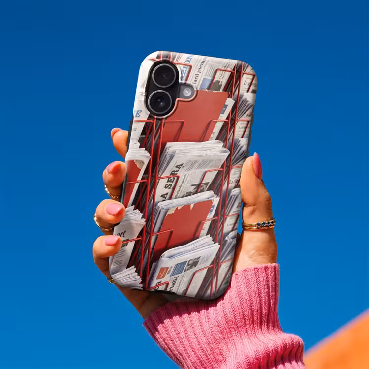 Kranten - Rek - Stedelijk - Dagelijks leven - Rood Toughcase MagSafe Apple iPhone 17 klein -Sfeer1V