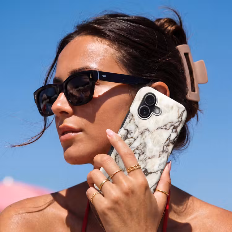 Marmer - Textuur - Abstract - Wit - Bruin Toughcase MagSafe Apple iPhone 17 klein -Sfeer2V