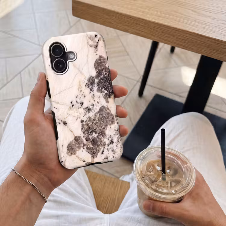 Natuursteen - Patroon - Abstract - Beige - Grijs Toughcase MagSafe Apple iPhone 17 klein -Sfeer1M