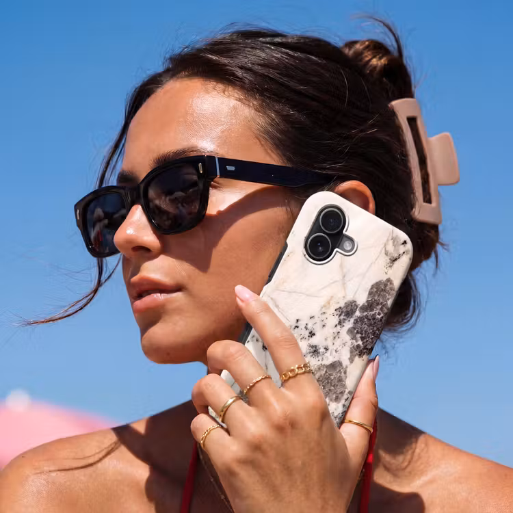Natuursteen - Patroon - Abstract - Beige - Grijs Toughcase MagSafe Apple iPhone 17 klein -Sfeer2V