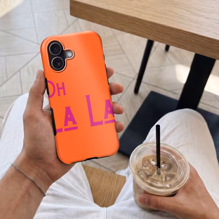 Oh la la - Oranje - Roze - Scheeflettertype Toughcase MagSafe Apple iPhone 17 klein -Sfeer1M