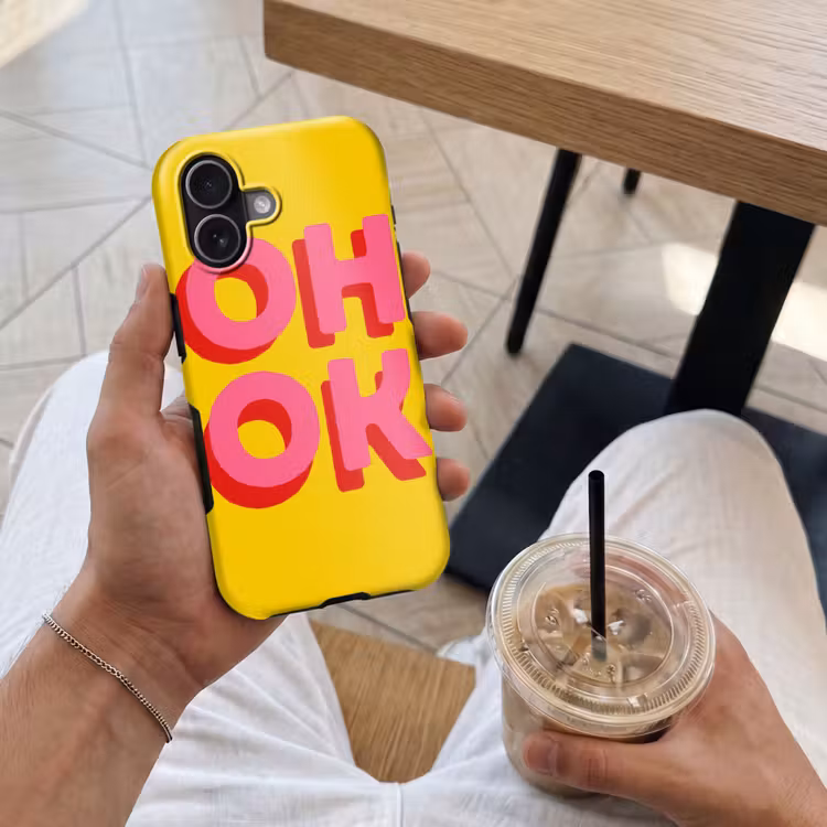 Oh ok - 3D - Geel - Roze Toughcase MagSafe Apple iPhone 17 klein -Sfeer1M