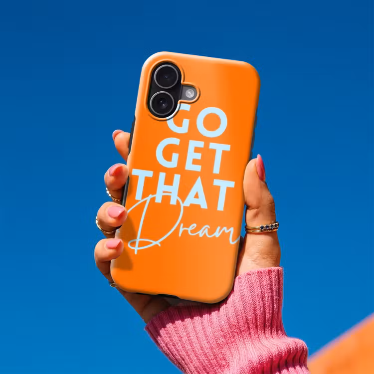 Oranje - Blauw - Go get that dream Toughcase MagSafe Apple iPhone 17 klein -Sfeer1V