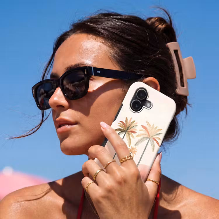 Palmbomen - Heuvels - Minimalistisch - Zachtroze Toughcase MagSafe Apple iPhone 17 klein -Sfeer2V
