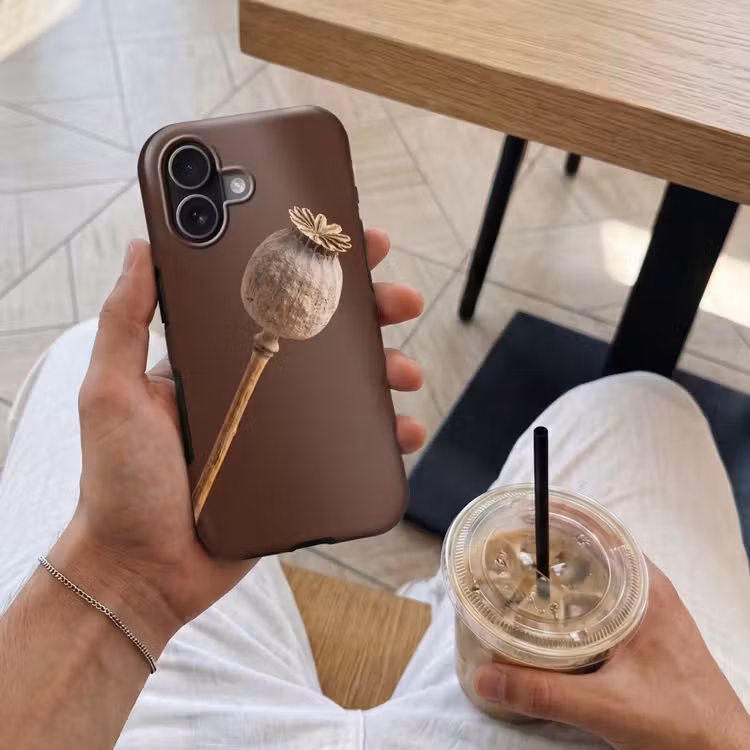 Papaverbol - Droogbloem - Bruin - Minimalistisch Toughcase MagSafe Apple iPhone 17 klein -Sfeer1M