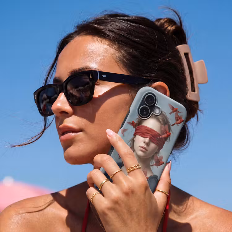 Portret - Krachtig - Rood Toughcase MagSafe Apple iPhone 17 klein -Sfeer2V
