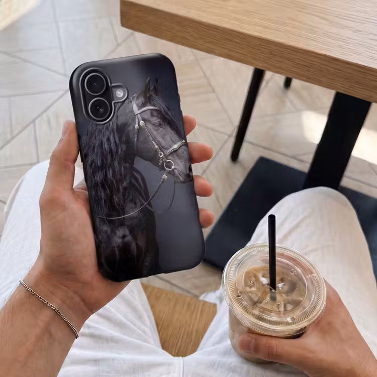 Portret - Paard - Donker Toughcase MagSafe Apple iPhone 17 klein -Sfeer1M