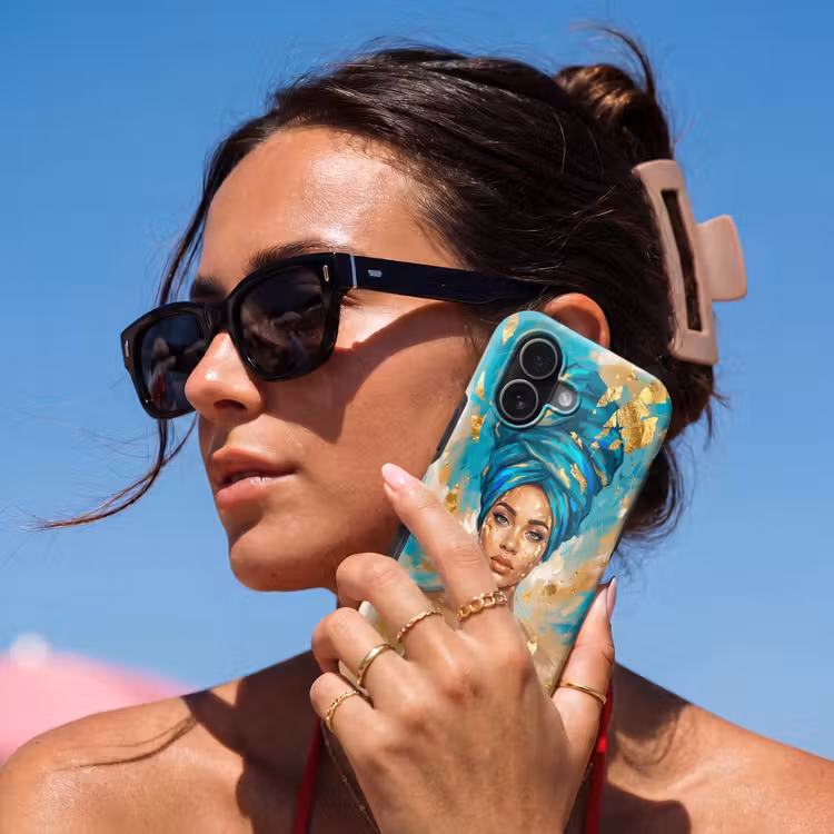 Portret - Vrouw - Schilderij - Blauw - Goud - Expressief Toughcase MagSafe Apple iPhone 17 klein -Sfeer2V