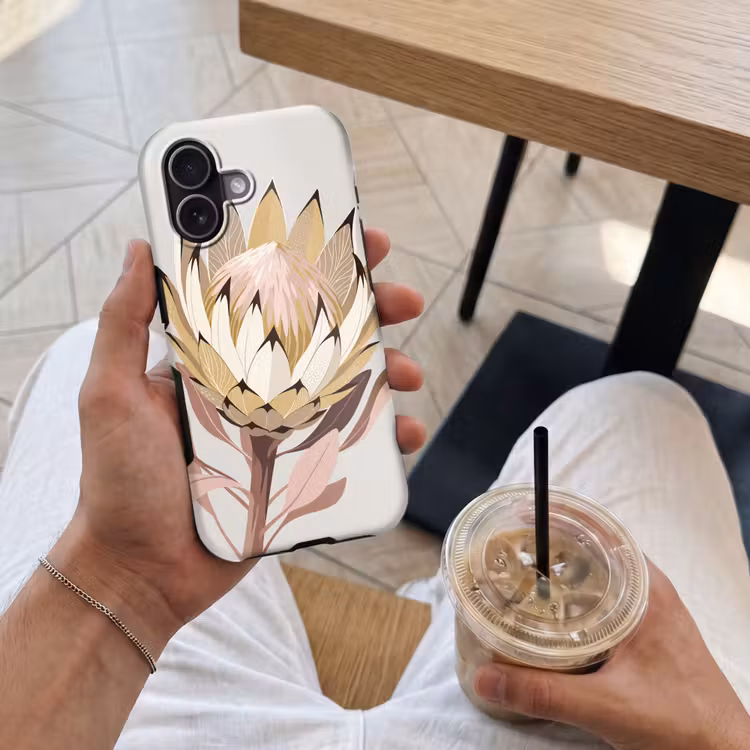 Protea - Bloem - Botanisch - Beige Toughcase MagSafe Apple iPhone 17 klein -Sfeer1M