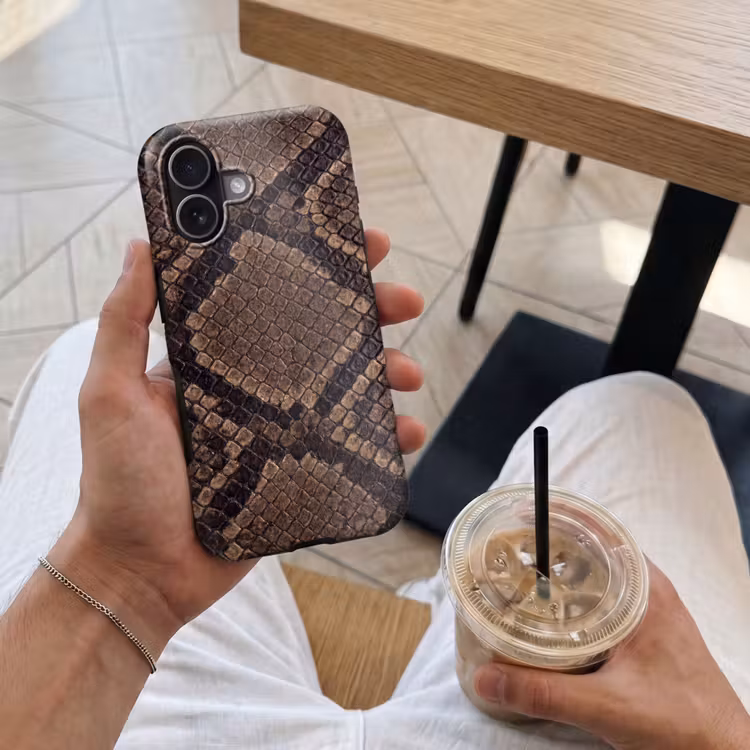 Python - Schubben - Brons Toughcase MagSafe Apple iPhone 17 klein -Sfeer1M