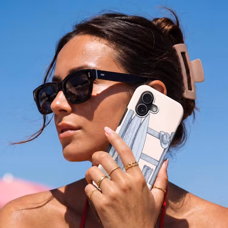Recreatie - Kleding - Avontuur - Illustratie - Zomer Toughcase MagSafe Apple iPhone 17 klein -Sfeer2V