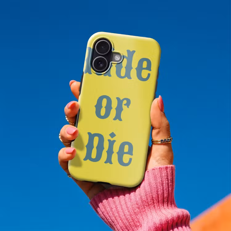 Ride or die - Geel - Blauw Toughcase MagSafe Apple iPhone 17 klein -Sfeer1V