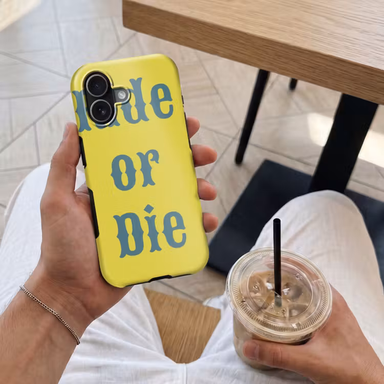 Ride or die - Geel - Blauw Toughcase MagSafe Apple iPhone 17 klein -Sfeer1M