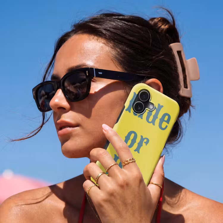 Ride or die - Geel - Blauw Toughcase MagSafe Apple iPhone 17 klein -Sfeer2V