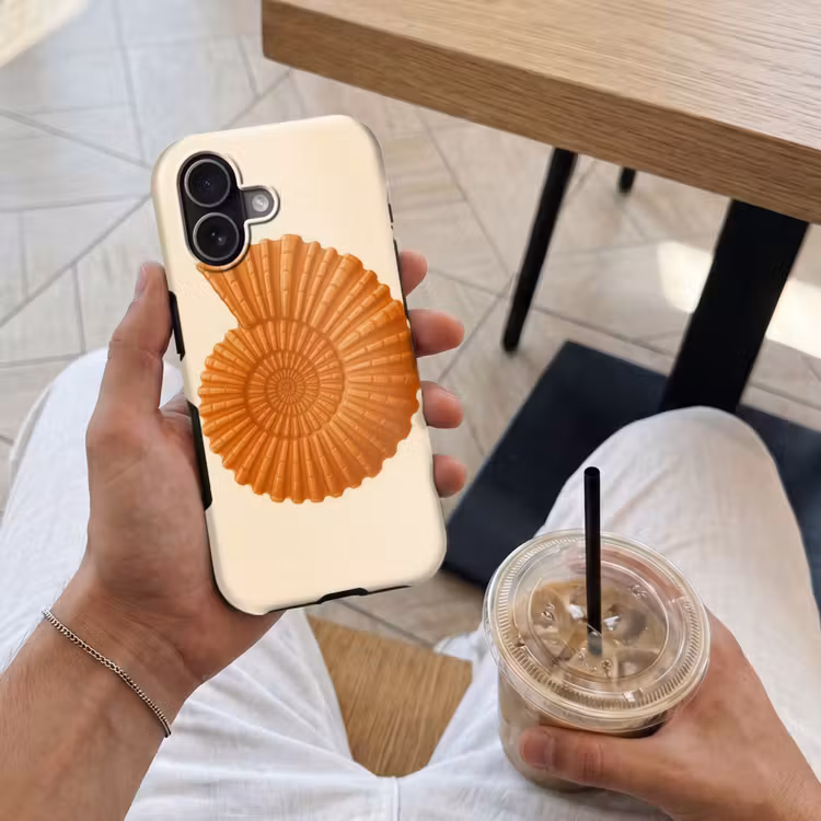 Schelp - Oranje - Ribbels Toughcase MagSafe Apple iPhone 17 klein -Sfeer1M